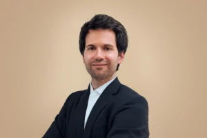 Dr. Carlos Corrales, doctor especialista en Clínica Egos